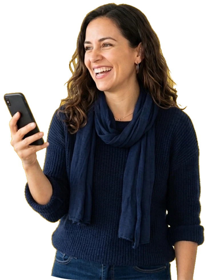 Emprendedora sonriendo mientras usa su celular